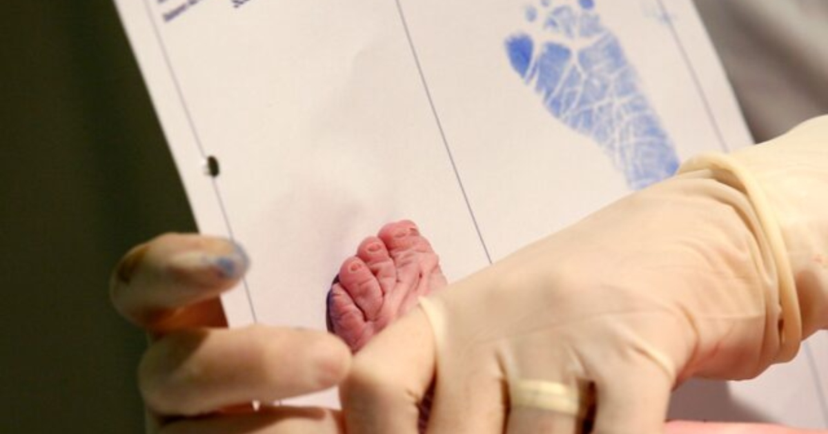 নবজাতকের পায়ের ছাপ। ছবি: রয়টার্স